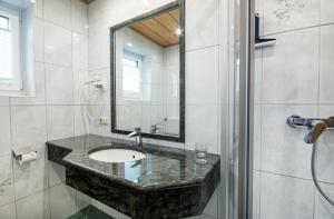 Koupelna v ubytování Apartpension Kappacher + 37 fotografií