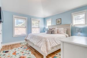 1 dormitorio con paredes azules, 1 cama y ventanas en Octopus Garden, en Lincoln City 55 fotos más