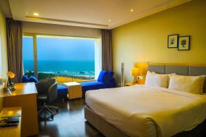 Ένα ή περισσότερα κρεβάτια σε δωμάτιο στο Bay View Hotel Vizag +36 φωτογραφίες