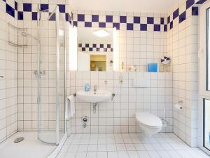 ビンツにあるHaus Strelasund Wohnung Nr. 5のトイレ、洗面台、シャワー付きのバスルーム