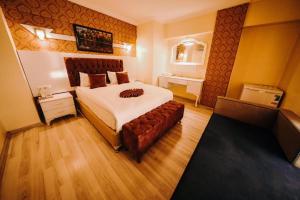 Ένα ή περισσότερα κρεβάτια σε δωμάτιο στο Yilmazel Hotel