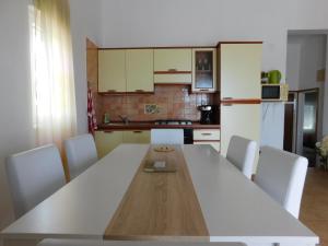 Kuchyň nebo kuchyňský kout v ubytování Apartmani Ruža