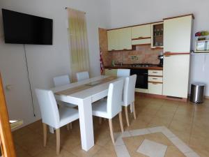 Kuchyň nebo kuchyňský kout v ubytování Apartmani Ruža