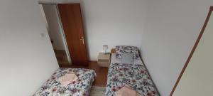 Postel nebo postele na pokoji v ubytování Apartmani Ruža