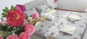 Postel nebo postele na pokoji v ubytování Apartmani Ruža