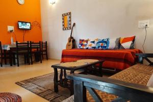 卡尔贾特Joy Cottages - Premium Chalets, Vacation Home Rentals的带沙发和桌子的客厅