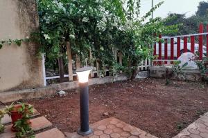 卡尔贾特Joy Cottages - Premium Chalets, Vacation Home Rentals的花园中设有太阳能灯和围栏