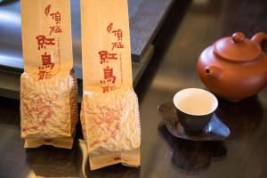 eine Tasse Kaffee und eine Teekanne auf dem Tisch in der Unterkunft The LianFamily Teahouse B&B台東民宿001號 in Yung-an-ts'un