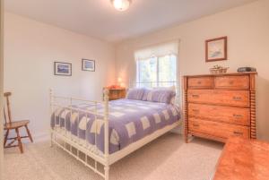 a bedroom with a bed and a dresser and a window at 863 Juniper (MCA 499) in Manzanita