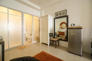 阿尔科伊Voda Krasna Resort & Restaurant的客房设有带卫生间和镜子的浴室