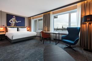 una camera d'albergo con letto, scrivania e sedia di Radisson Blu Hotel & Spa, Daugava Riga a Riga