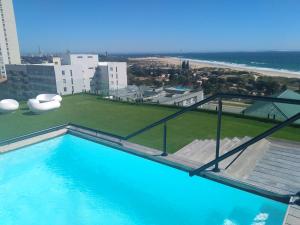 Blick auf den Pool auf dem Dach eines Gebäudes in der Unterkunft Paxton Luxury Apartments self-catering in Port Elizabeth