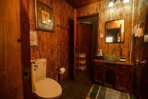 阿尔科伊Voda Krasna Resort & Restaurant的木制浴室设有卫生间和水槽 更多28张照片