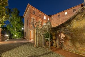 an entrance to a brick building with a gate at Residence Borgo San Lorenzo a Linari in San Rocco a Pilli +205 photos