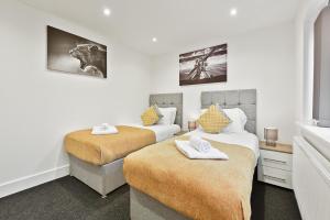 Gallery image of Rochfords Serviced House with 5 Bedrooms, 4 bathrooms up to 12 beds By 360Stays in Slough