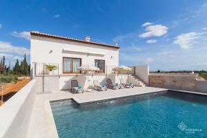 The swimming pool at or close to Son vivot