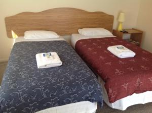 Postel nebo postele na pokoji v ubytování Owen River Tavern & Motels