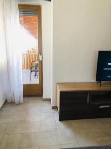 TV a/nebo společenská místnost v ubytování Jacht Apartmanok