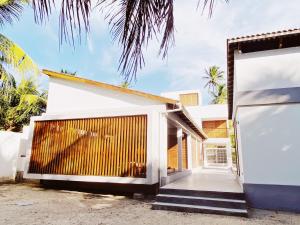 una casa sulla spiaggia con un garage di Casa Mundaú Tropical Beach Villa a Mundaú