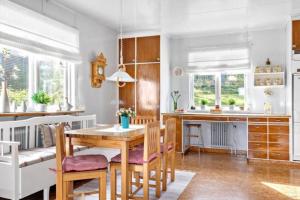 ÖverkalixにあるCOZY Home with LAKE view-free WiFi - free SAUNAのキッチン(テーブル、椅子付)