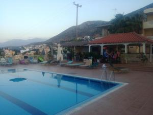 uma grande piscina em frente a uma casa em Frida Village em Hersonissos