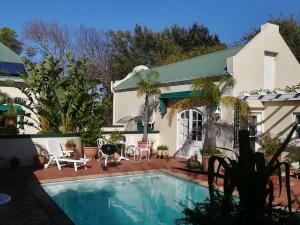 een huis met een zwembad in de tuin bij Newlands Guest House in Kaapstad