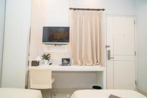 TV a/nebo společenská místnost v ubytování RedDoorz at Tirta Mansion Paramount Gading