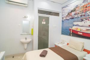 Postel nebo postele na pokoji v ubytování RedDoorz at Tirta Mansion Paramount Gading