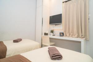 Postel nebo postele na pokoji v ubytování RedDoorz at Tirta Mansion Paramount Gading