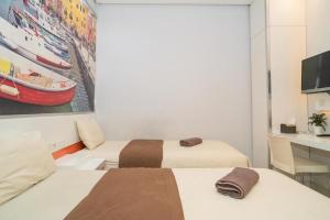 Postel nebo postele na pokoji v ubytování RedDoorz at Tirta Mansion Paramount Gading