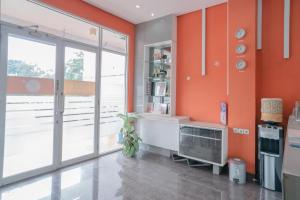 Kuchyň nebo kuchyňský kout v ubytování RedDoorz at Tirta Mansion Paramount Gading