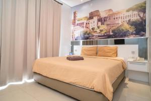 Postel nebo postele na pokoji v ubytování RedDoorz at Tirta Mansion Paramount Gading