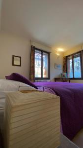 A bed or beds in a room at ARTISTICO - Artistic flat in front of GUGGENHEIM COLLECTION