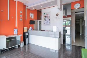 TV a/nebo společenská místnost v ubytování RedDoorz at Tirta Mansion Paramount Gading