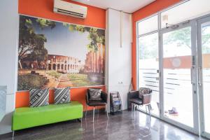 Posezení v ubytování RedDoorz at Tirta Mansion Paramount Gading