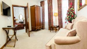 利沃夫瑞士酒店 的带沙发和圣诞树的客厅
