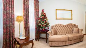 利沃夫瑞士酒店 的客厅里有一棵圣诞树和一张沙发 更多63张照片