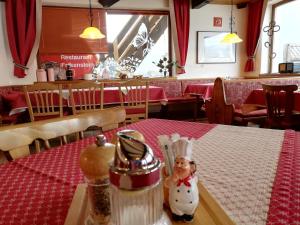une table dans un restaurant avec une figurine sur une table dans l'établissement Gruppen und Familienhof FALKENSTEIN, à Krimml