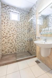 Een badkamer bij Hotel Sport, Resort Mavrovo