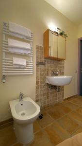 A bathroom at ARTISTICO - Artistic flat in front of GUGGENHEIM COLLECTION Még 24 kép