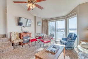 sala de estar con mesa y sillas en Dock of the Bay 308, en Lincoln City