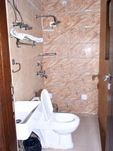 a bathroom with a toilet and a sink at Hotel Flora Inn in Gurgaon