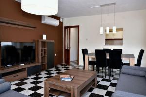 sala de estar con mesa y comedor en 2 Bedroom, Bright & Central Top Floor Apartment - 5, en Msida