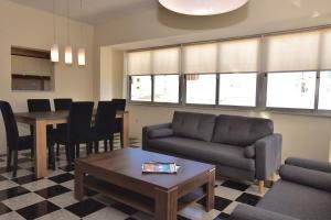 sala de estar con sofá y mesa en 2 Bedroom, Bright & Central Top Floor Apartment - 5, en Msida