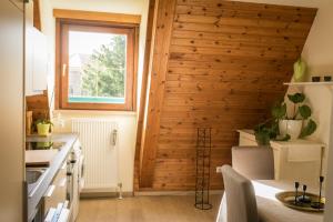 kuchnia z drewnianą ścianą i oknem w obiekcie Hotel Kaiserhof w mieście Anif
