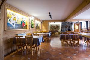 un restaurant avec des tables et des chaises dans une salle dans l'établissement Willa Widokowa Wojnar, à Zakopane