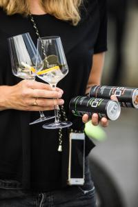 Eine Frau mit einem Glas Wein und einem Handy. in der Unterkunft Hotel Kaiserhof in Anif