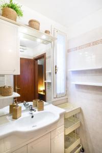 Un baño blanco con lavabo y espejo. en CA'SERENISSIMA - At 2mn of St Mark Square, en Venecia