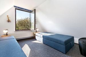 um quarto com duas camas e uma janela em RügenHerz Fischerhütte em Parchtitz