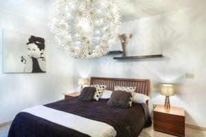 1 dormitorio con cama y lámpara de araña en CA'SERENISSIMA - At 2mn of St Mark Square en Venecia